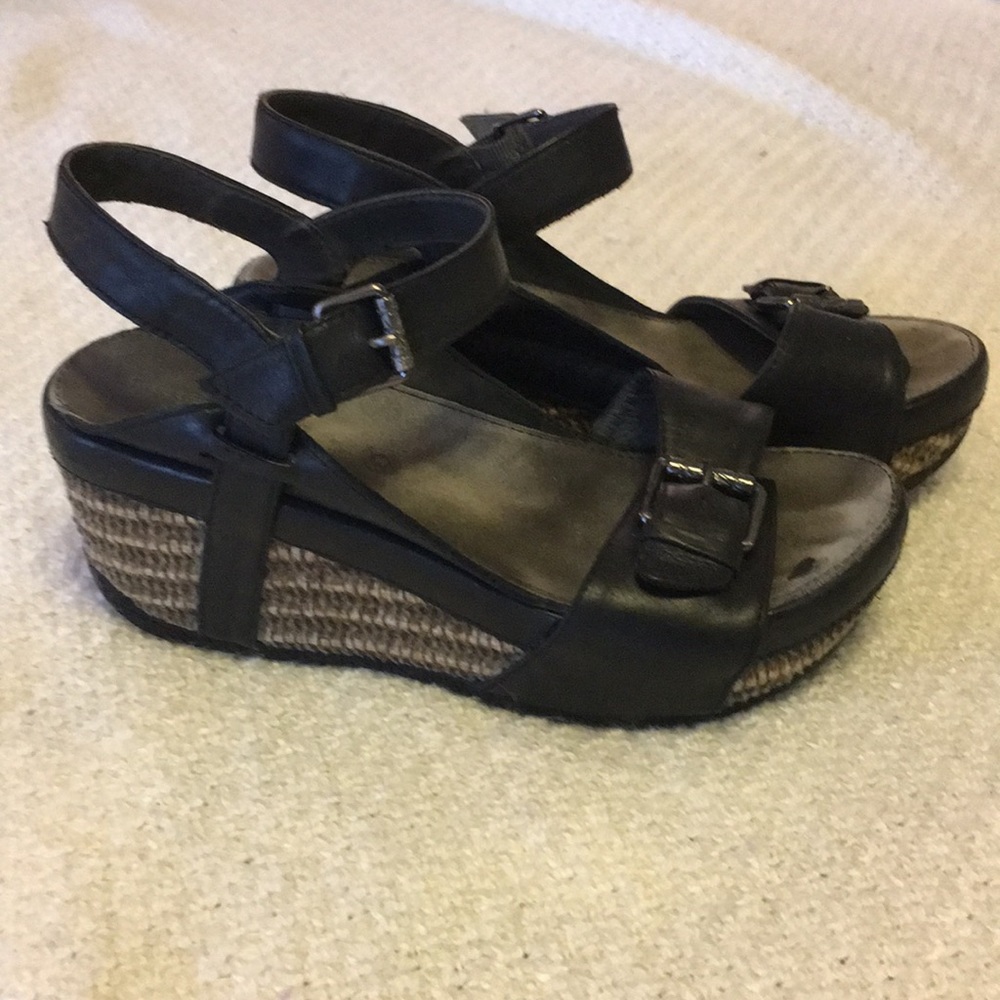 Bussola wedge heels